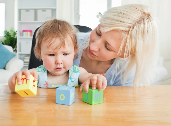 Blond mamma betalar med sin dotter — Stockfoto