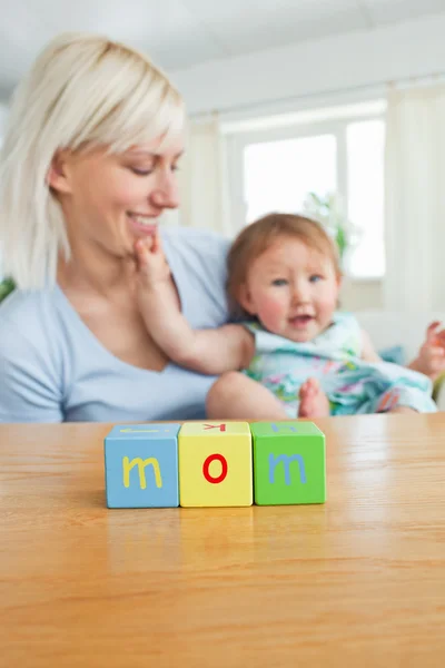 Young mother paying with her daughter — Stock Photo, Image