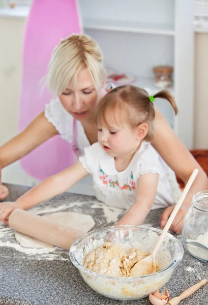 Kadın kızıyla birlikte pişirme konsantre — Stok fotoğraf