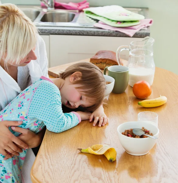 Junge Mutter und Tochter frühstücken — Stockfoto
