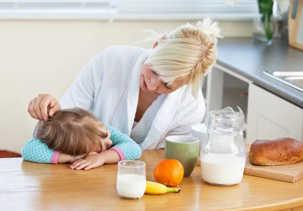 Blond mor och dotter med frukost — Stockfoto