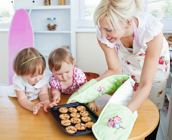 Pretty woman baking cookies with her daughter — Stock Photo, Image