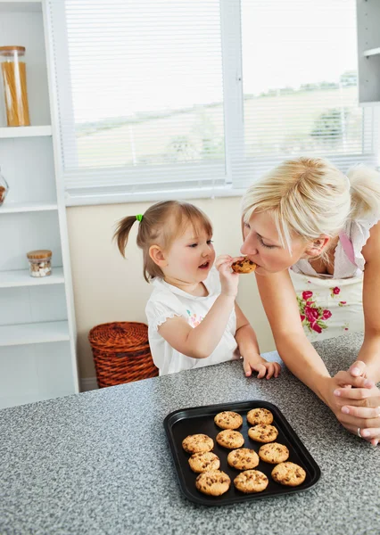 Bella madre cottura biscotti con sua figlia — Foto Stock