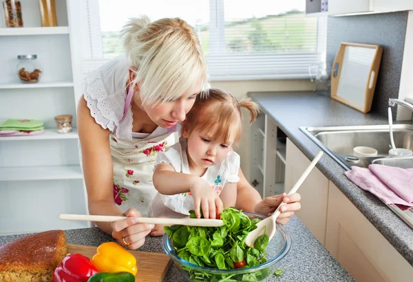 Mother and daughter preparing a salad — Stock Photo, Image