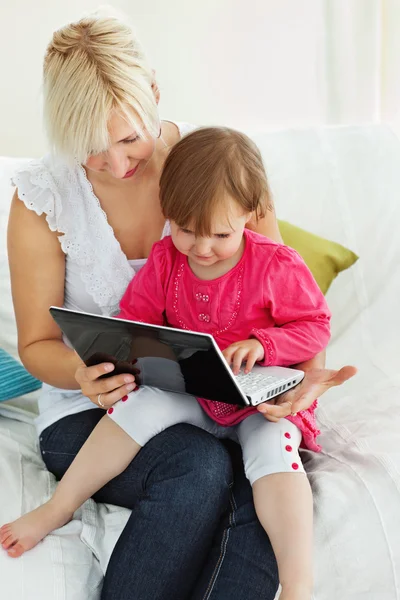 Мать и дочь веселятся с ноутбуком — стоковое фото