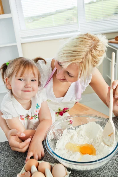 可爱的女人和她的女儿一起烤饼干 — 图库照片