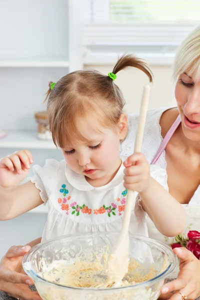 Dulce mujer hornear galletas con su hija —  Fotos de Stock