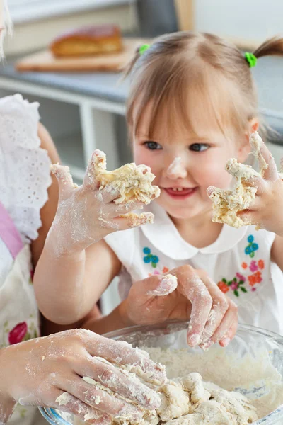 Žena pečení sušenky se svou dcerou — Stock fotografie