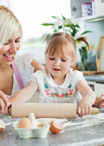 Mulher sortuda fazendo biscoitos com sua filha — Fotografia de Stock