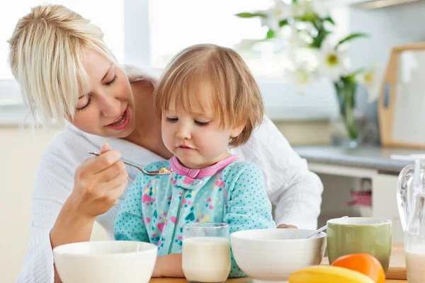 Mãe tomando café da manhã com sua filha — Fotografia de Stock