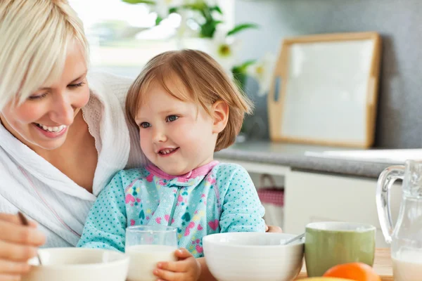 Simper madre desayunando con su hija —  Fotos de Stock
