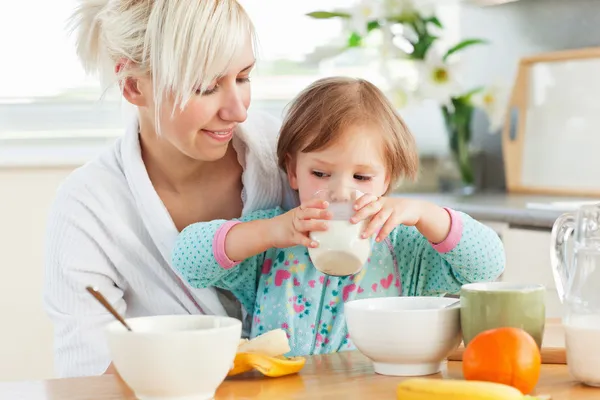 Mujer radiante desayunando con su hija — Stok fotoğraf
