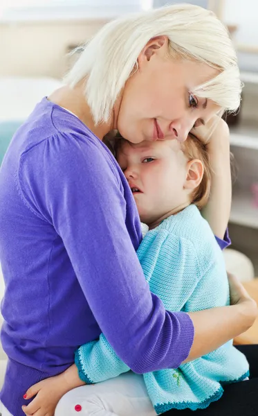 Blond kobieta dbanie o jej dziecko — Zdjęcie stockowe