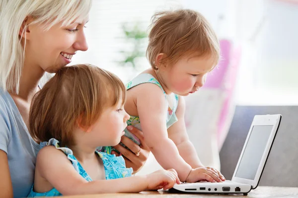Ενθουσιώδη οικογένεια διασκεδάζοντας με ένα φορητό υπολογιστή — 图库照片