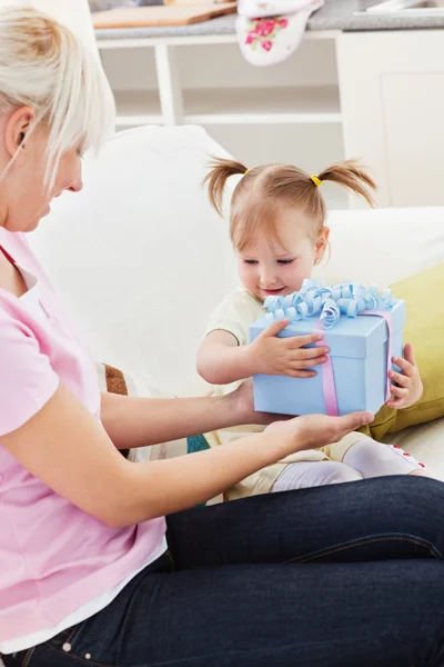 Kvinna att få en present från sin dotter — Stockfoto