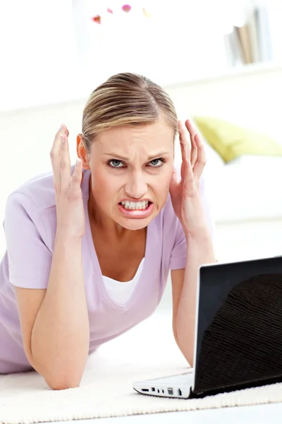 Aggressive young woman using her laptop — Stock Photo, Image