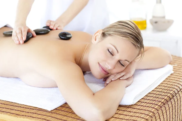 Jolie jeune femme recevant un massage avec pierre chaude — Photo