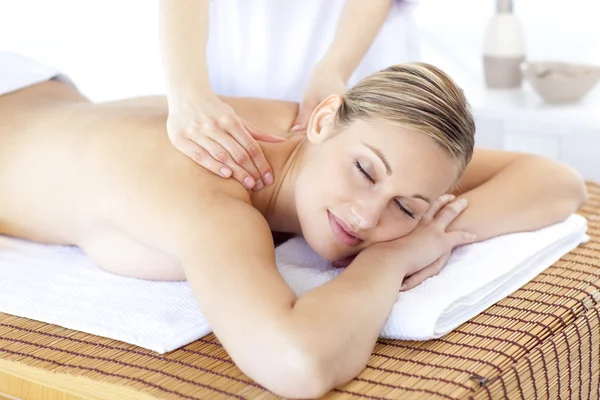 Mujer positiva teniendo un masaje de espalda — Foto de Stock