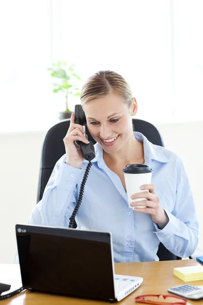 Ambititous caucasian businesswoman talking on phone — Stock Photo, Image