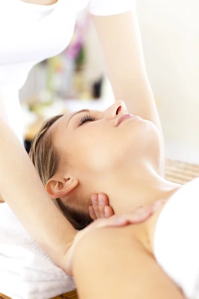 Radiosa giovane donna ottenere un massaggio — Foto Stock