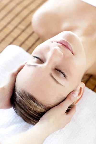 Caucasiano mulher relaxada com uma massagem na cabeça — Fotografia de Stock