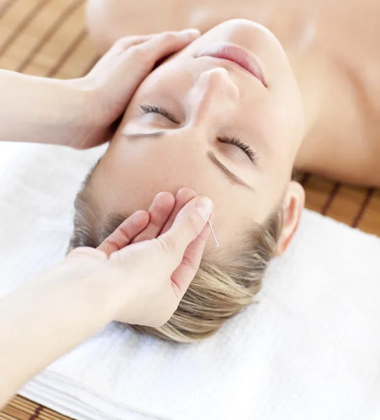 Aantrekkelijke vrouw met een hoofd massage — Stockfoto