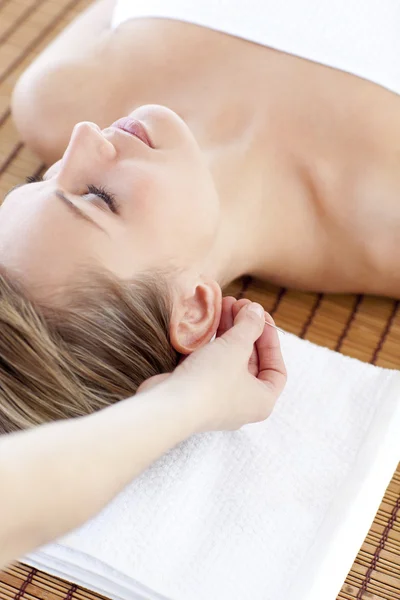 Donna radiosa che fa un massaggio alla testa — Foto Stock