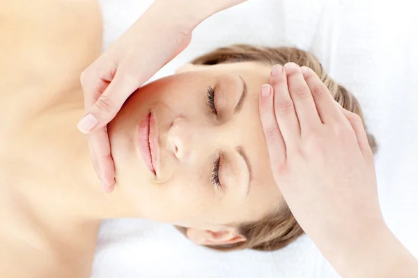 Schlaffe Frau mit einer Massage — Stockfoto