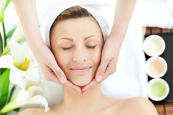 Mujer brillante teniendo un masaje — Foto de Stock