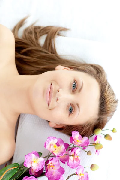 Mulher alegre fazendo uma massagem — Fotografia de Stock