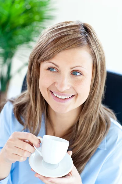 Šťastný podnikatelka drží pohár sedící — Stock fotografie