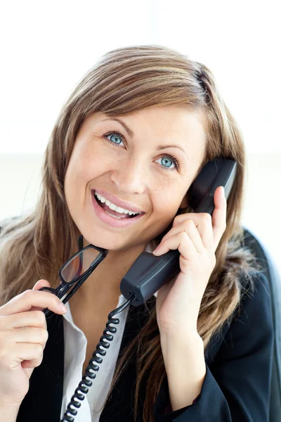Уверенная молодая деловая женщина разговаривает по телефону сидя — стоковое фото