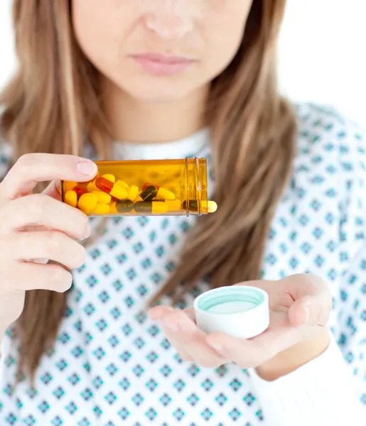 Close up de paciente do sexo feminino tomando pílulas — Fotografia de Stock