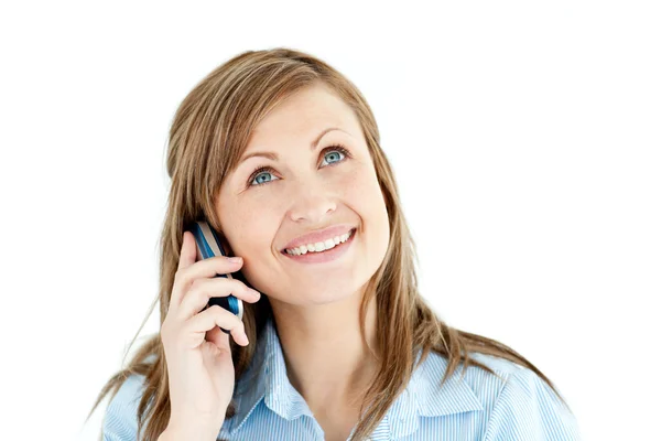 Харизматичная деловая женщина разговаривает по телефону — стоковое фото