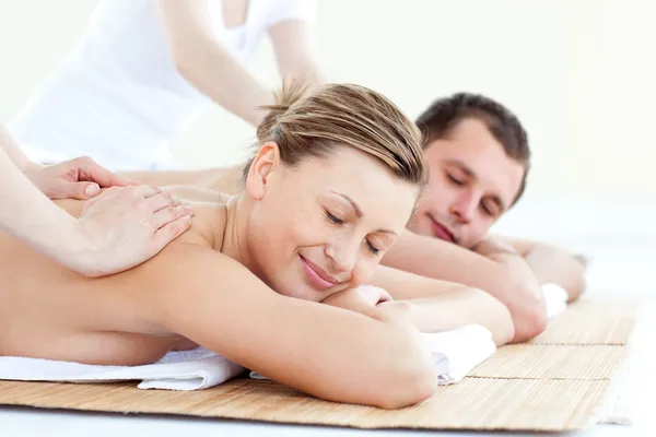 Coppia affettuosa con massaggio alla schiena ad occhi chiusi — Foto Stock
