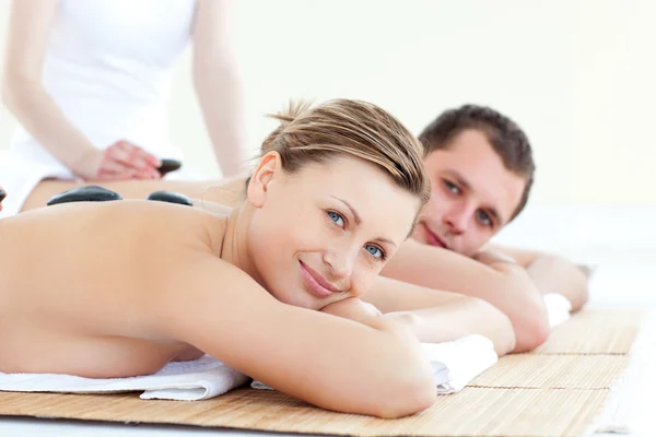Uśmiechnięta młoda para o kamień do masażu — Zdjęcie stockowe