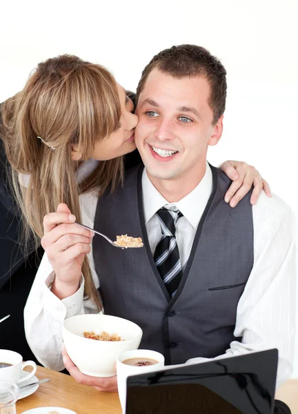 Hermosa mujer de negocios rubia dando a su novio sonriente un kis — Foto de Stock