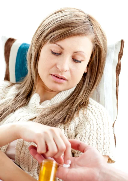 Malato giovane donna prendendo pillole sdraiato sul divano — Foto Stock