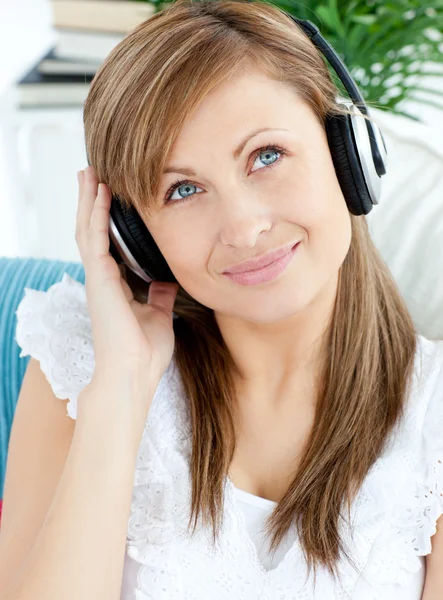Retrato de una mujer guapa escuchando música con auriculares —  Fotos de Stock