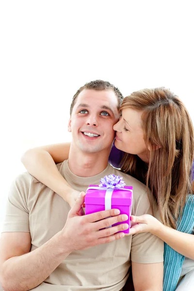 Atractivo novio dando un regalo a su linda novia —  Fotos de Stock