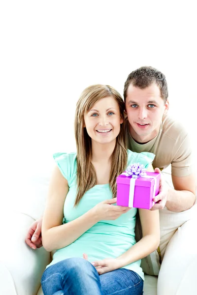 Young boyfriend giving a present to his glowing girlfriend — Stock Photo, Image