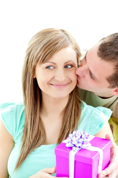 Atrakcyjny chłopak dając prezent do jego uśmiechający się dziewczyna — Zdjęcie stockowe