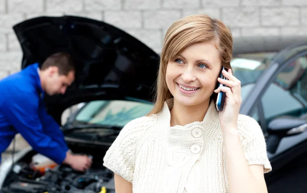 Man reparera bilen av upptagen kvinna — Stockfoto