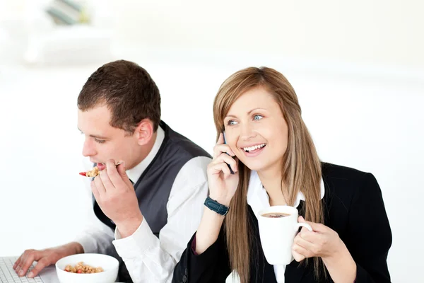 Empresária encantadora bebendo café enquanto seu marido come — Fotografia de Stock