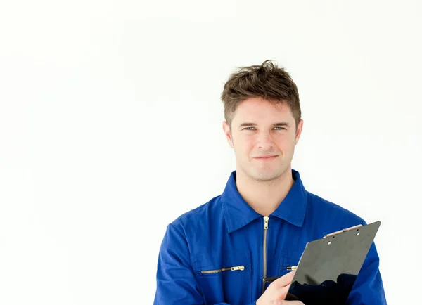 Trabajador masculino atractivo sosteniendo un documento — Foto de Stock