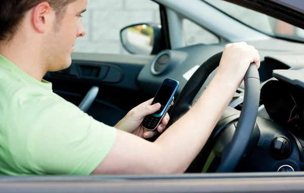 Glücklicher junger männlicher Fahrer sitzt im Auto — Stockfoto