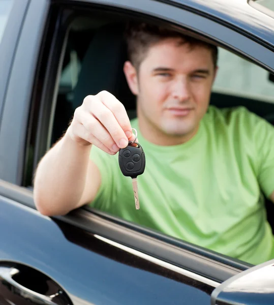 Gelukkig jonge mannelijke bestuurder zit in blauwe auto — Stockfoto