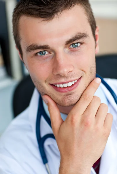 Portret van een vrolijke mannelijke arts Stockfoto