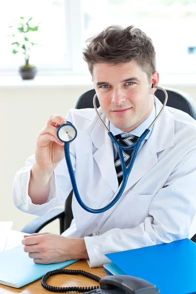 Portrait d'un médecin handsomemale tenant un stéthoscope Image En Vente
