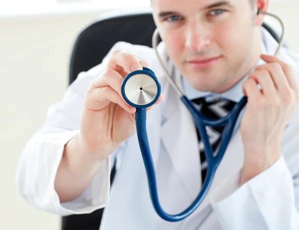 Portret van een charmante mannelijke arts houden een stethoscoop Stockfoto